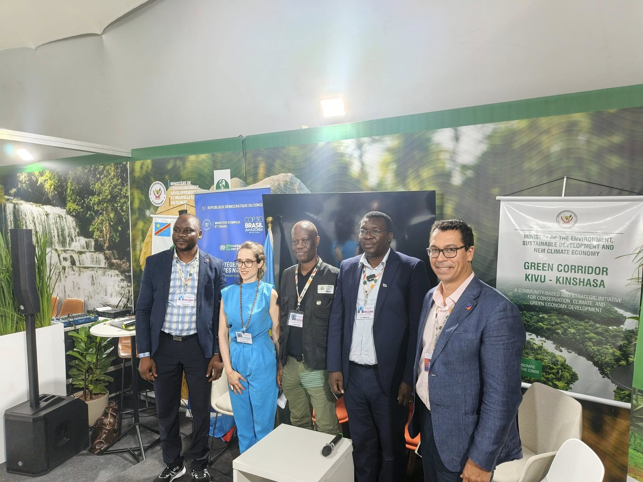 photo de famille après un panel à la COP 30