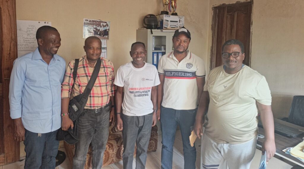 Photo de famille au bureau du coordonnateur provincial du GTCRR Kwango lors de la visite d’échange de FONAREDD-CIFOR-GTCRR